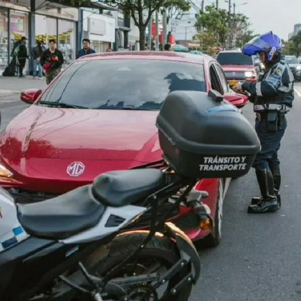 Agente de tránsito de Bogotá, en nota sobre práctica común por la que suspendieron cientos de licencias de conducción