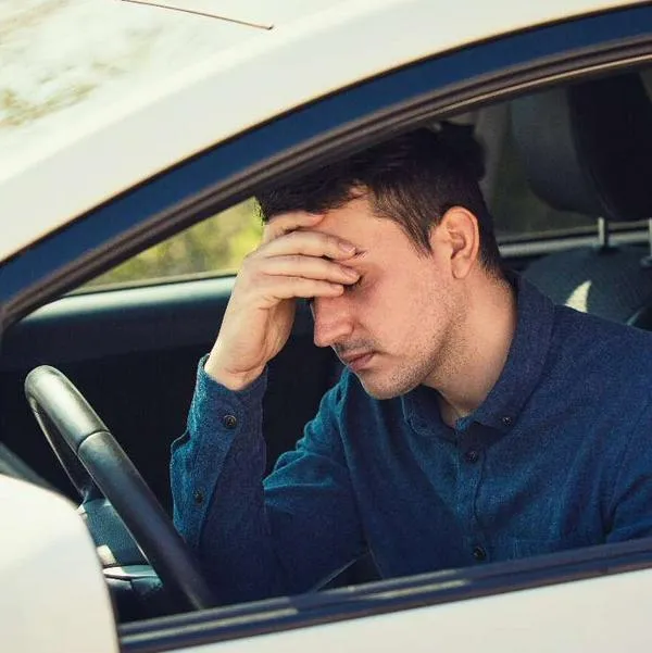 Foto de conductor preocupado, en nota de cómo se puede sacar un carro de Los Patios sin ser el dueño, con pasos sencillos