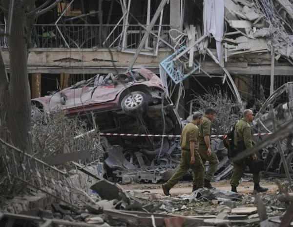 Intenso cruce de misiles entre Israel e Irán amenaza con incendiar la región