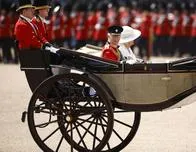 Carlos III rinde homenaje a víctimas del accidente de Air India en desfile por su cumpleaños