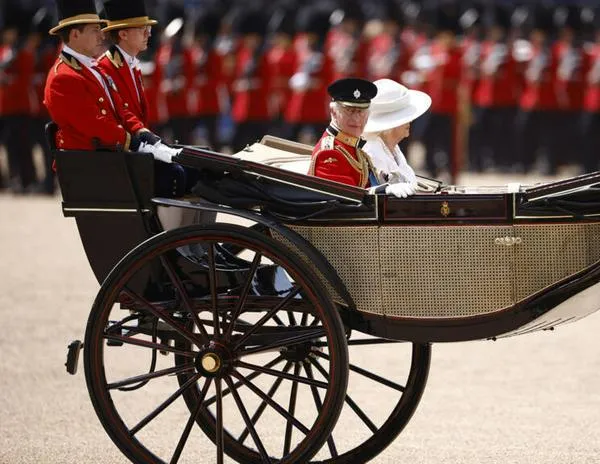 Carlos III rinde homenaje a víctimas del accidente de Air India en desfile por su cumpleaños