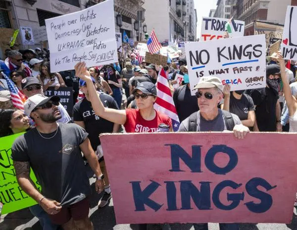 Trump preside inédito desfile militar entre multitudinarias protestas en su contra