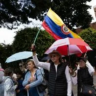 Personas marchando por Miguel Uribe Turbay en Bogotá