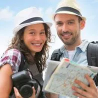 Foto de viajeros, en nota de descuentos hasta de 75 % para viajes desde Colombia con Falabella en junio 2025