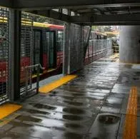 Bus en estación de Transmilenio que tiene columna dentro, en nota sobre cuándo abrirá