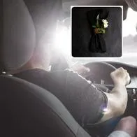 Foto de conductor y luto, en nota sobre cuánto tiempo puede estar un carro a nombre de un muerto en Colombia