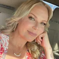 Foto de Carolina Sabino, en nota de qué hace el esposo de Carolina Sabino de Masterchef 2025 y qué negocio les ayuda