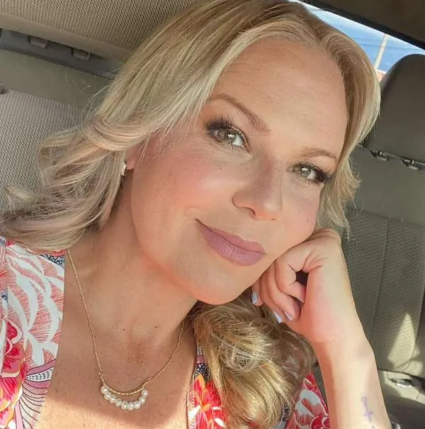 Foto de Carolina Sabino, en nota de qué hace el esposo de Carolina Sabino de Masterchef 2025 y qué negocio les ayuda