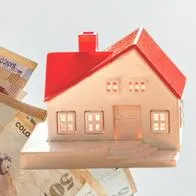 Billetes de Colombia y figura de casa, en nota sobre nuevo subsidio de vivienda 