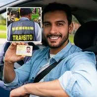 Foto de conductor y agente de tránsito, en nota de qué documentos no puede solicitar un agente de tránsito en Colombia en un retén