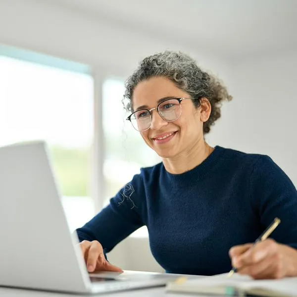 Mujer estudiando, en nota sobre becas del Icetex para jóvenes y adultos mayores