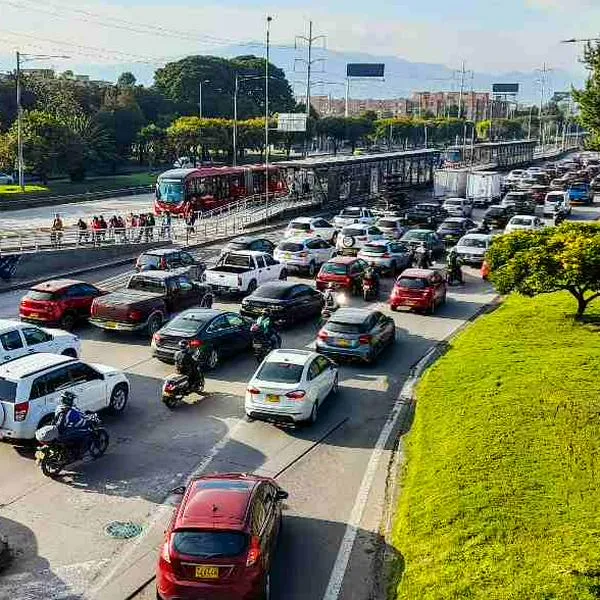 Foto de tráfico en Bogotá, en nota sobre cuáles son las placas que tienen más días de pico y placa en Bogotá durante 2025