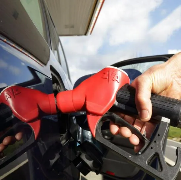 El precio de la gasolina en Colombia es 2.000 pesos más alto en comparación con precios internacionales, lo que afecta a los conductores de carros.