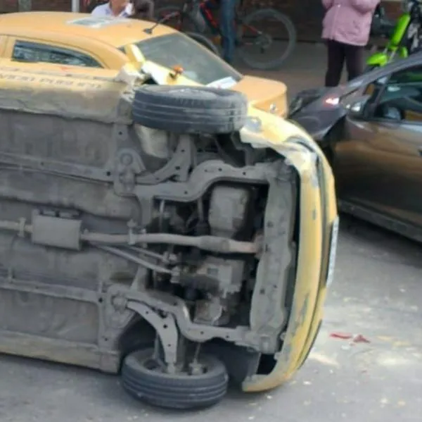 El hecho ocurrió en la mañana de este miércoles, cuando el conductor, en aparente estado de embriaguez, arremetió contra los otros vehículos que iban por la vía