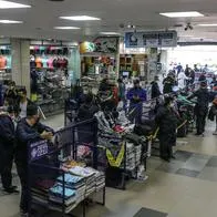 Foto de compradores en Colombia, en nota de cuándo es Primatón en Colombia, descuentos en centros comerciales y más negocios