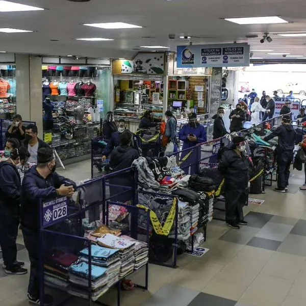 Foto de compradores en Colombia, en nota de cuándo es Primatón en Colombia, descuentos en centros comerciales y más negocios