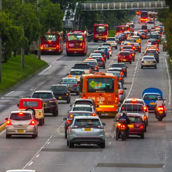 Carros en Bogotá, en nota sobre cómo será el pico y placa del lunes festivo