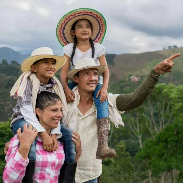 Foto de familia en vacaciones en Colombia, en nota de dónde viajar para las vacaciones de mitad de año 2025 en 4 lugares cerca de Bogotá