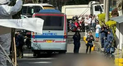 Accidente que involucró a un bus del Inpec en Medellín. Una abuela perdió la vida