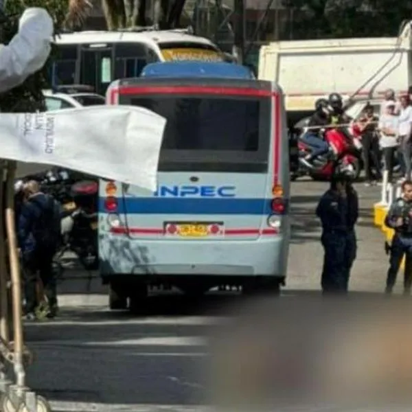 Accidente que involucró a un bus del Inpec en Medellín. Una abuela perdió la vida