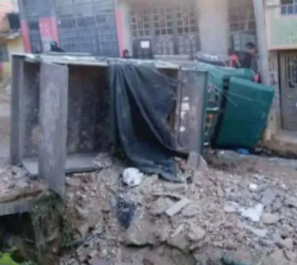 Grave accidente de tránsito en Bogotá: volqueta se volcó y chocó varios carros