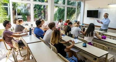 Estudiantes en clase, en nota sobre la mejor ciudad de Latinoamérica para estudiar