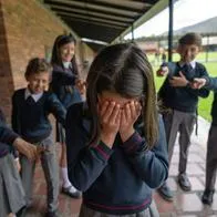 Foto de acoso escolar, en nota de cómo reportar casos de acoso y violencia en colegios de Colombia: exponen medida