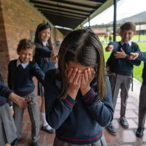 Foto de acoso escolar, en nota de cómo reportar casos de acoso y violencia en colegios de Colombia: exponen medida
