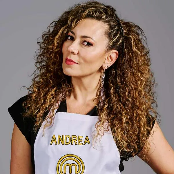 Foto de Andrea Guzmán, en nota de a qué se dedica esposo de Andrea Guzmán, de Masterchef 2025, y paso por Caracol