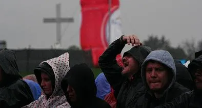 Asistentes de Rock al Parque bajo la lluvia, en nota sobre cómo será el clima