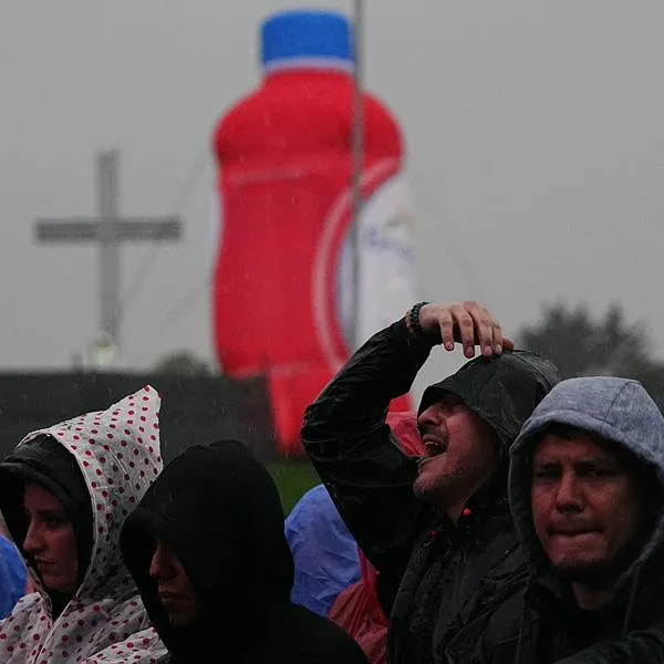 Asistentes de Rock al Parque bajo la lluvia, en nota sobre cómo será el clima