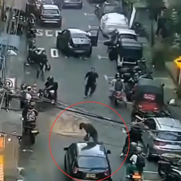 Con el carro en marcha y por un hecho de intolerancia, dos conductores por poco dejan víctimas morales en el bochornoso hecho. 