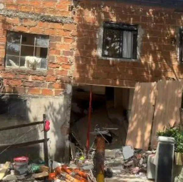 En esta casa de Itagüí ocurrió la explosión de un cilindro de gas, la cual dejó a una adulta mayor sin vida y 3 heridos