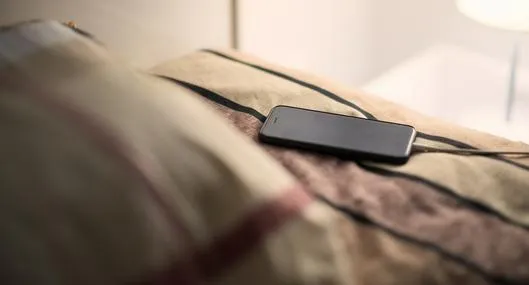 Joven en Chile murió al usar su celular enchufado mientras estaba en la cama