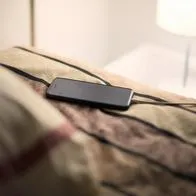 Joven en Chile murió al usar su celular enchufado mientras estaba en la cama