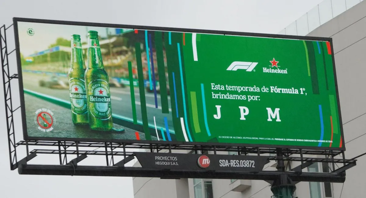 ¿Qué significa la valla con las iniciales JPM en Bogotá?