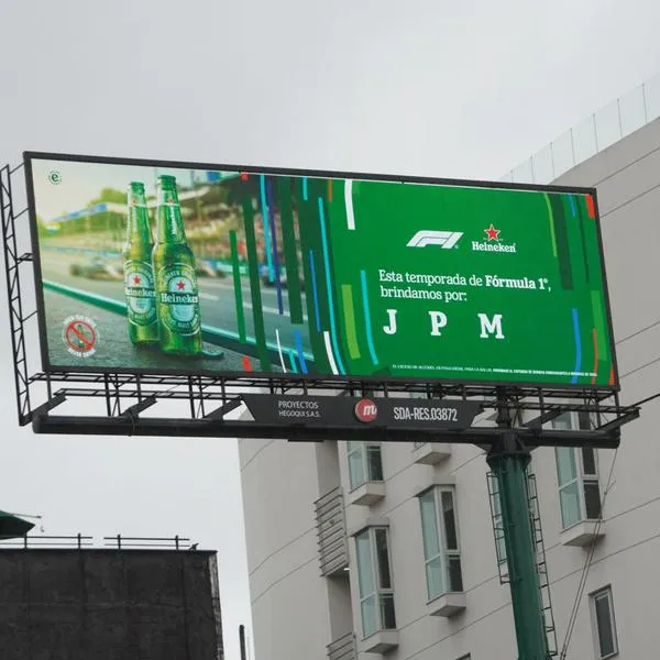 ¿Qué significa la valla con las iniciales JPM en Bogotá?