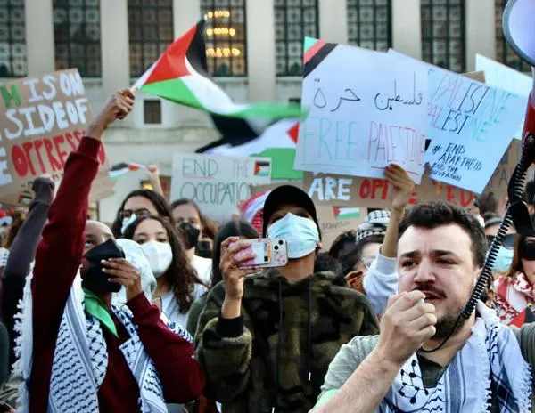 Militante propopalestino, figura de protestas en Columbia, libre tras fallo judicial