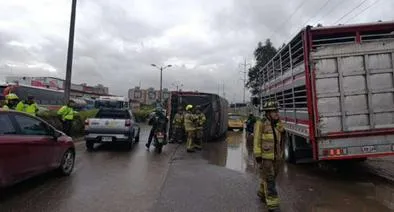 Foto de accidente en Bogotá, en nota de accidente de tránsito hoy en entrada a Bogotá por camión volcado, lunes festivo