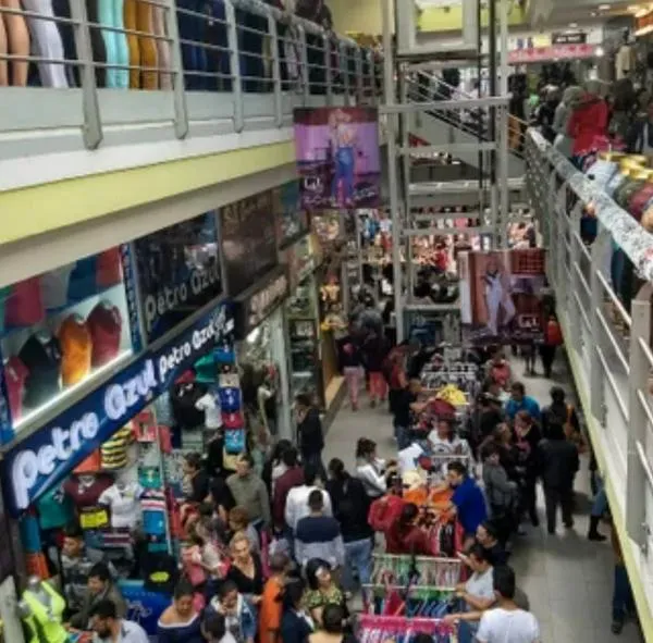 Se armó lío en el centro comercial Gran San, de Bogotá, donde varios empleados han sido despedidos por las afectaciones de plataformas digitales. 