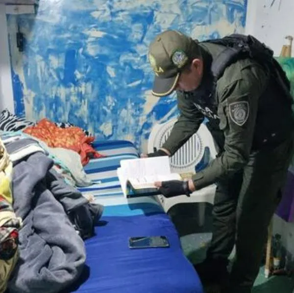 Hallan 'call center' en La Picota: incautaron celulares, armas, libretos y más