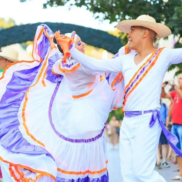Foto de baile típico en Colombia, en nota de qué pueblos de Colombia tienen fiestas en último puente de junio de 2025 para viaje