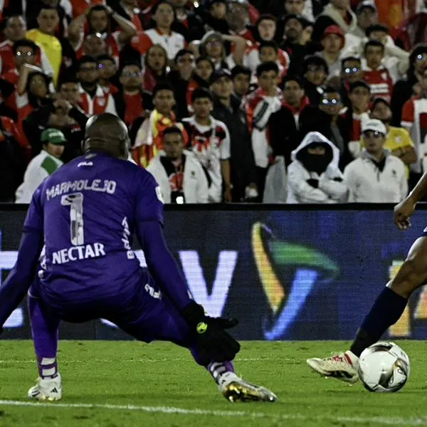 Andres Mosquera, de Santa Fe, frente a Leider Berrío, del DIM, en la final 