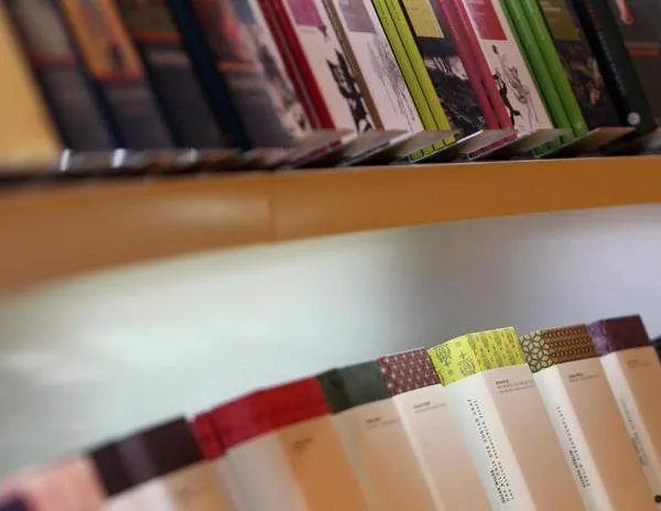 Juez estadounidense respalda entrenar un robot de IA con libros sin permiso de sus autores