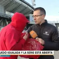Hinchas de Santa Fe agreden a periodistas de Teleantioquia en El Campín: video