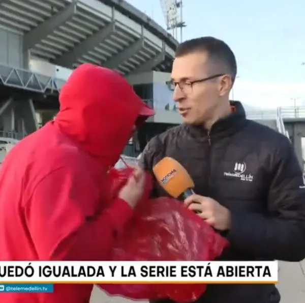 Hinchas de Santa Fe agreden a periodistas de Teleantioquia en El Campín: video