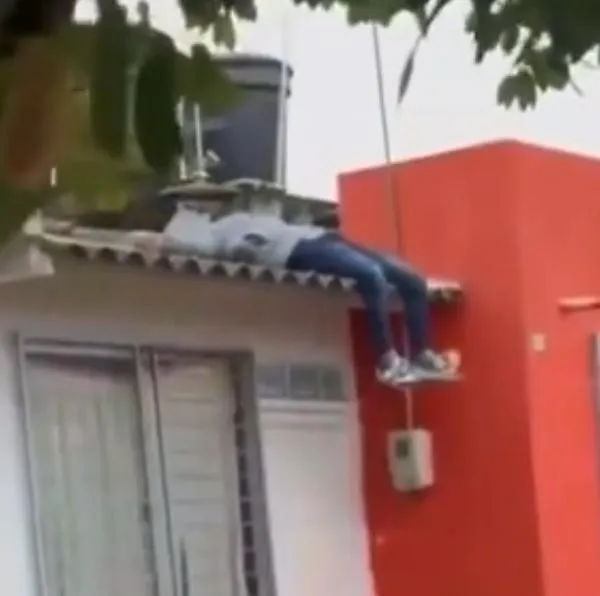 Hombre borracho no pudo entrar a casa y terminó durmiendo en el techo de la vivienda. Vecinos no saben cómo terminó ahí. 
