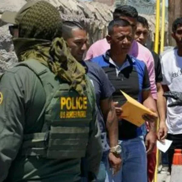 Trump reactiva redadas del ICE y amenaza trabajos comunes de latinos en EE. UU.