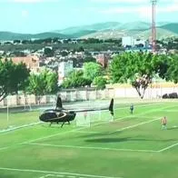 Helicóptero aterrizó en campo de fútbol de brasil; se llevó a mujer y un maletín