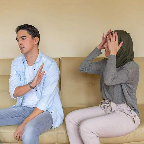 Foto de personas de pelea, en nota de cuál es el santo para alejar a personas que hacen daño, lucha ante mala energía